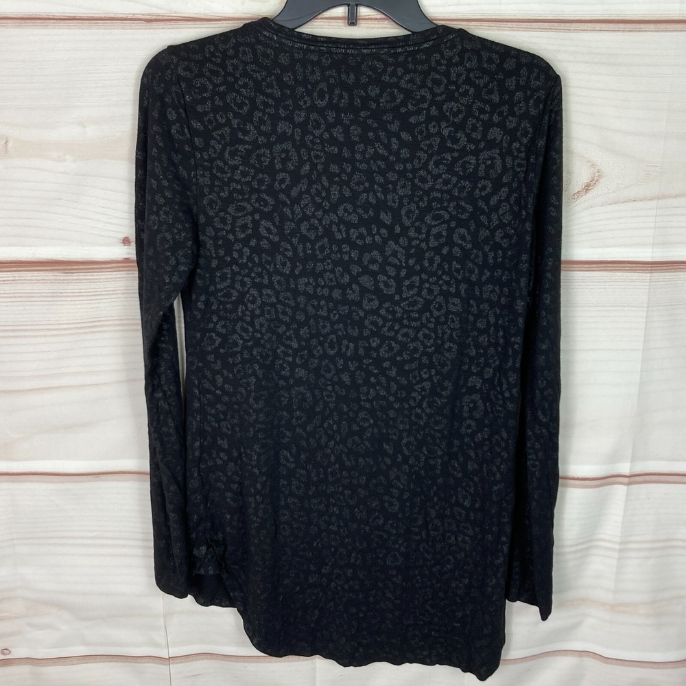 White House Black Market Top Womens S Black Leopard T-Shirt Scoop Neck Knit - Picture 6 of 7